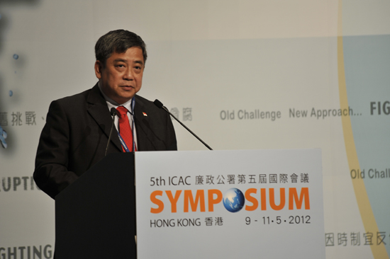 新加坡贪污调查局局长陈宗宪先生于全体会议 (一) 演讲